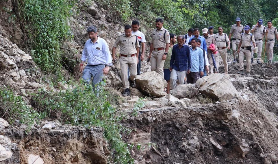 डीएम व एसपी ग्राउंड जीरों पर डटकर प्रभावितों को बंधा रहे ढांढस