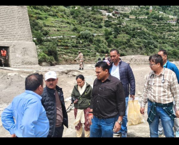 सीएम धामी के निर्देश पर सचिव डॉ. आर राजेश कुमार के नेतृत्व में ग्राउंड जीरो पर स्वास्थ्य विभाग, आपदा प्रभावित क्षेत्रों में आमजन का कर रहा हैं स्वास्थ्य परीक्षण एवं जांच