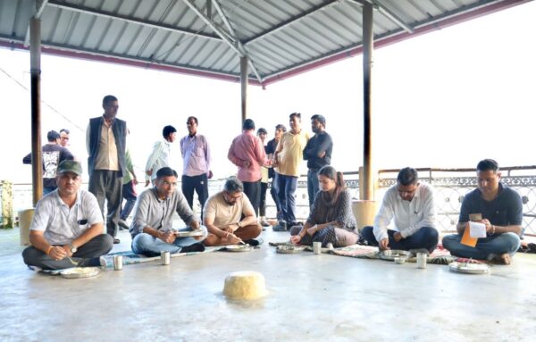 डीएम सविन बंसल ने ग्रामीणों संग जमीन पर बैठ किया भोजन; बांटा प्रभावितों का दर्द 