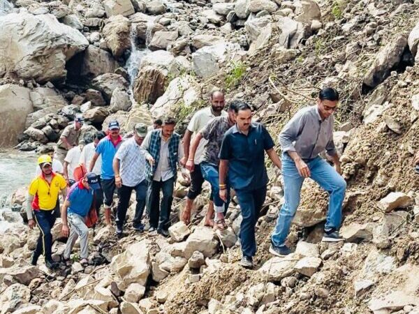 ढौंढ, ढंगार, गाढ, गदेरे पार कर आपदा प्रभावितों तक पंहुचे डीएम सविन बंसल; ग्रामीण बोले आजादी के बाद पहली बार कोई डीएम आया फुलेत