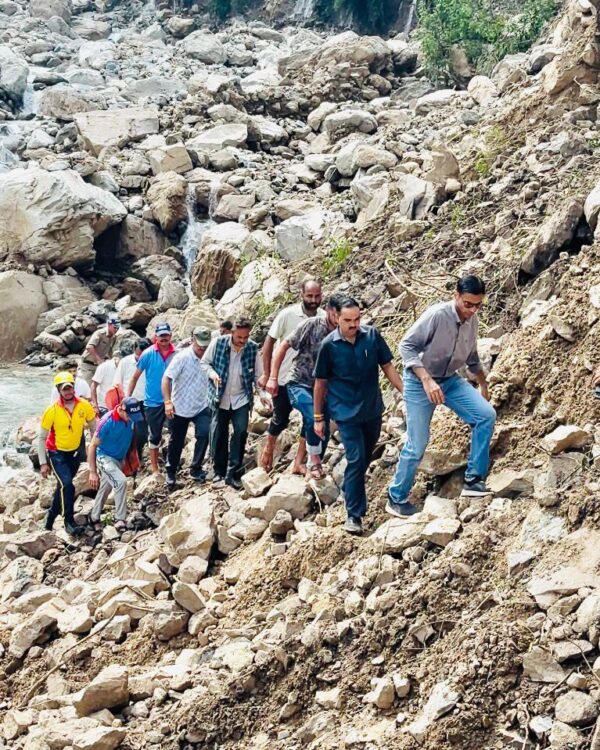 ढौंढ, ढंगार, गाढ, गदेरे पार कर आपदा प्रभावितों तक पंहुचे डीएम सविन बंसल; ग्रामीण बोले आजादी के बाद पहली बार कोई डीएम आया फुलेत
