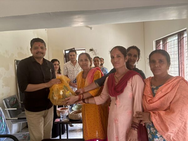 महिलाओं को आत्मनिर्भर बनाने के लिए  घट्टूगाड़ में स्वयं सहायता समूह आउटलेट का शुभारंभ, सीडीओ गिरीश गुणवन्त ने आजीविका उत्पादों के आउटलेट का किया लोकार्पण, उत्पादों की बिक्री पहुँची 50 हजार पार