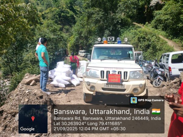 आपदा प्रभावित धुर्मा गांव में प्रशासन का त्वरित राहत अभियान, डीएम संदीप तिवारी के निर्देशों पर भेजी गई आवश्यक सामग्री