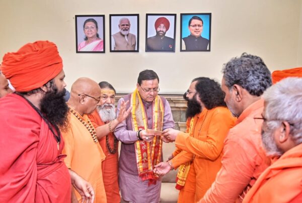 अखाड़ा परिषद ने आपदा राहत में निभाई अग्रणी भूमिका, मुख्यमंत्री पुष्कर सिंह धामी ने किया संत समाज के योगदान का अभिनंदन