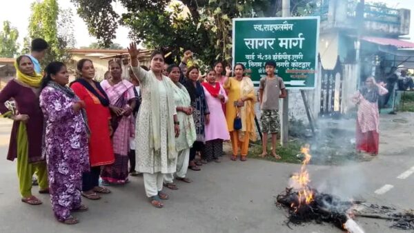 प्रदेश महामंत्री गीता सिंह के नेतृत्व में महिला कांग्रेस ने प्रदर्शन कर फूंका सरकार पुतला