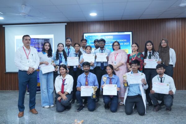 एसजीआरआर विश्वविद्यालय में छात्र-छात्राओं ने दी सुरक्षित दवा उपयोग की सीख, 5वें राष्ट्रीय फार्माकोविजिलेंस सप्ताह का उत्साहपूर्वक आयोजन