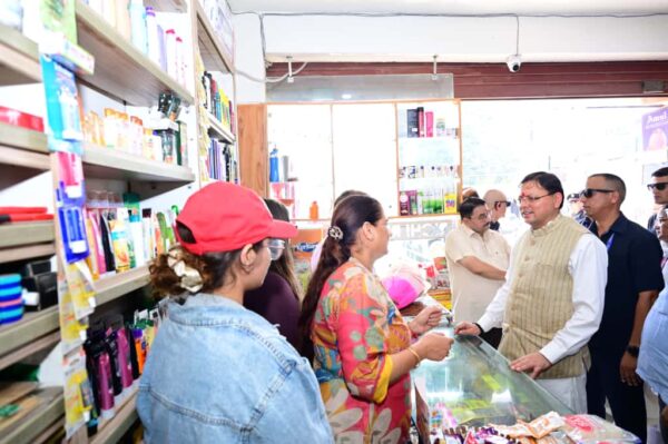मुख्यमंत्री धामी ने सहस्त्रधारा क्रॉसिंग बाजार का किया भ्रमण, स्वदेशी उत्पादों को बढ़ावा देने और आत्मनिर्भर भारत की दिशा में राज्य की भूमिका पर दिया बल