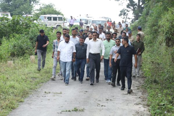 गाढ, गदेरे, ढौंड-ढंगार लांघते 05 किलोमीटर दुर्गम मार्ग पार कर पहुंचे डीएम सविन बंसल, प्रभावितों की साझा की पीड़ा, आपदा से क्षति का लिया जायजा