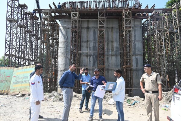 भंडारीबाग रेलेवे ओवरब्रिज कार्यों की धीमी गति पर डीएम सविन बंसल नाराज; कार्यदायी संस्था को लगाई फटकार