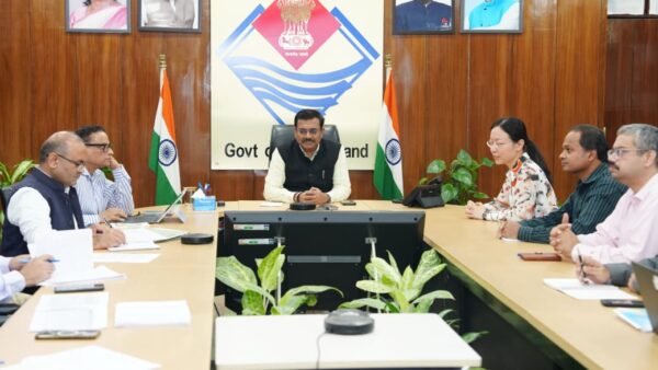 मुख्य सचिव आनन्द बर्द्धन ने आपदा प्रबन्धन विभाग एवं विश्व बैंक के अधिकारियों के साथ उत्तराखण्ड डिजास्टर प्रीपेयर्डनेस एंड रेजीलियंट प्रोजेक्ट के सम्बन्ध में ली बैठक