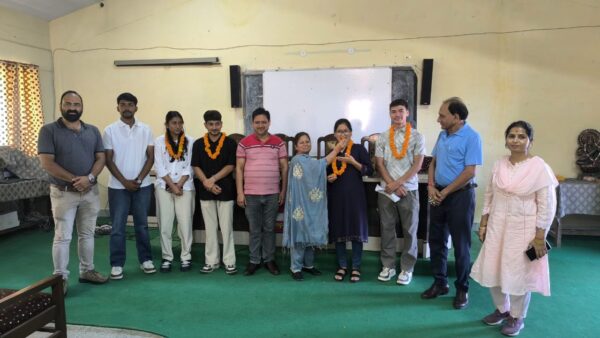 भक्त दर्शन राजकीय स्नातकोत्तर महाविद्यालय में निर्विरोध चुने गये छात्र संघ के पदाधिकारी, प्राचार्य प्रोफेसर डॉ. एलआर राजवंशी द्वारा दिलाई शपथ