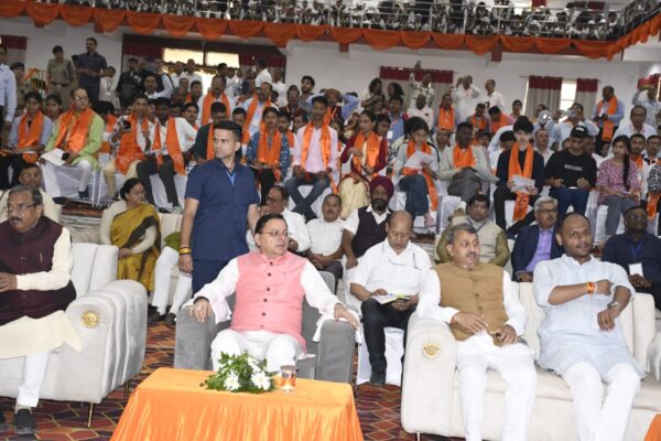 मुख्यमंत्री पुष्कर सिंह धामी ने पार्वती प्रेमा जगाती सरस्वती विहार मैदान में प्रधानमंत्री नरेंद्र मोदी के मन की बात का 126वां एपिसोड सुना