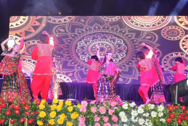 श्री गुरु राम राय विश्वविद्यालय में सजी नवरंग डांडिया 3.0 की मनमोहक संध्या, मां दुर्गा के जयकारों संग गूंजा एसजीआरआर हैलीपैड मैदान