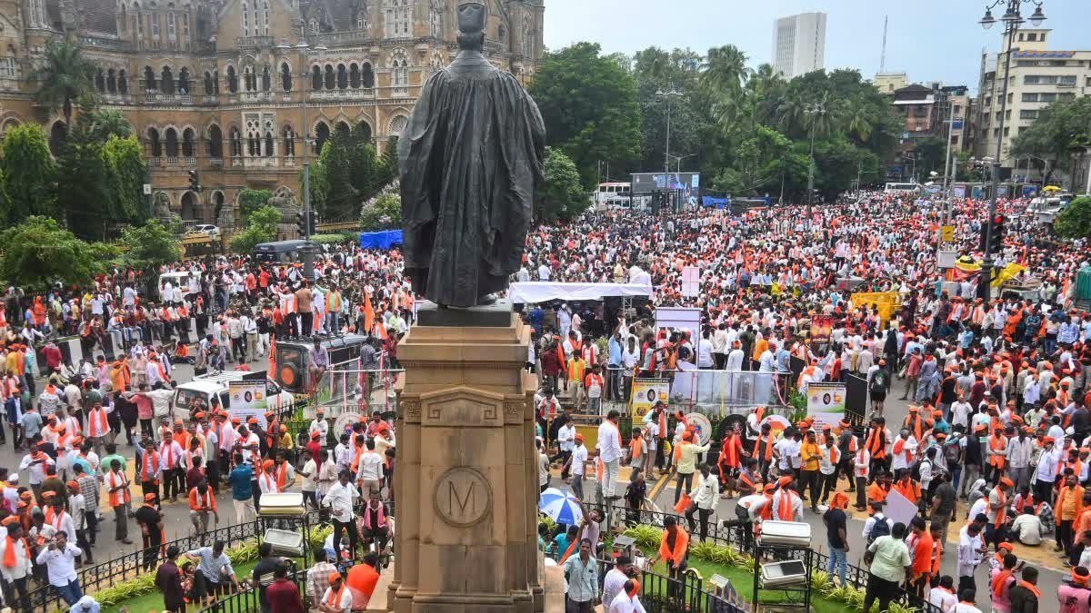 मराठा आरक्षण आंदोलन : जरांगे को आजाद मैदान खाली करने का नोटिस, बोले-नहीं छोड़ेंगे मुंबई