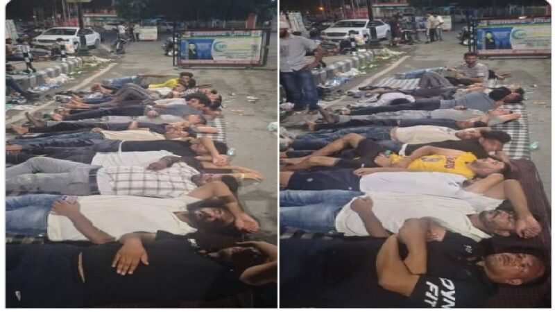 उत्तराखंड : पेपर लीक से युवाओं में आक्रोश, परेड ग्राउंड के बाहर सड़क पर डटे बेरोजगार