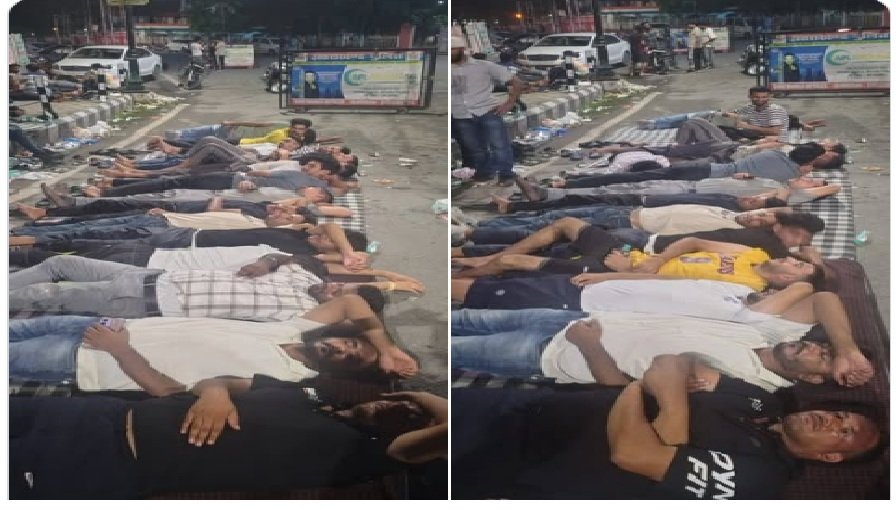 उत्तराखंड: पेपर लीक से युवाओं में आक्रोश, परेड ग्राउंड के बाहर सड़क पर डटे बेरोजगार