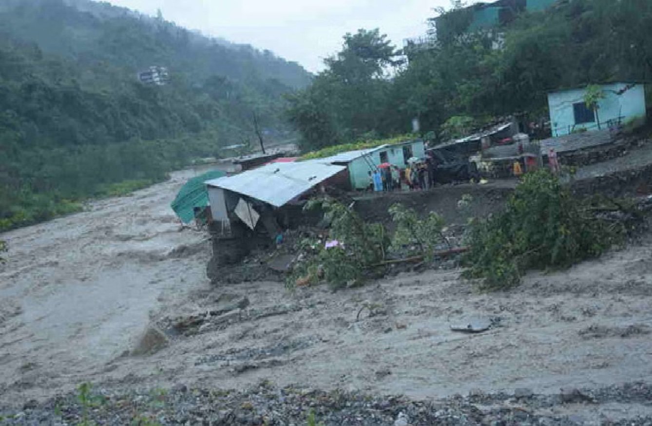 देहरादून में भारी बारिश का कहर : 13 की मौत, 16 लापता