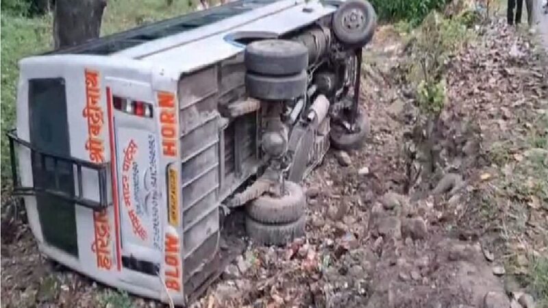 सड़क पर पलटी बस, 6 घायल, 2 की हालत गंभीर