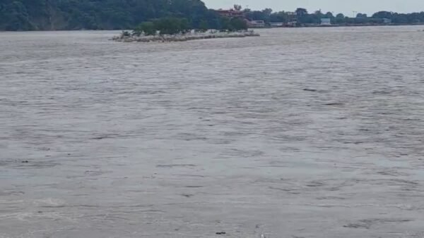 हरिद्वार में गणेश विसर्जन के दौरान हादसा, गंगा में बहा युवक, तलाश जारी