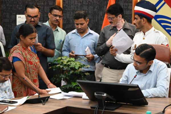 भारी बारिश के बावजूद जनता दरबार में उमड़ा जन सैलाब, डीएम सविन बसंल ने सुनीं 122 जन समस्याएं, दिए त्वरित निस्तारण के निर्देश