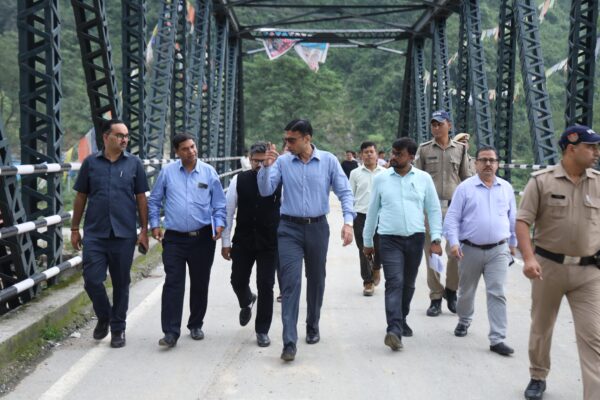 अतिवृष्टि से क्षतिग्रस्त पुल की जगह दो दिन में बना वैली ब्रिज, सीएम के निर्देशानुसार डीएम व एसएसपी ने मसूरी सड़क व वैली ब्रिज के सेफ्टी ऑडिट के उपरांत ही संचालित कराया देहरादून मसूरी आवागमन