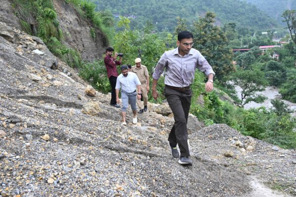 आपदा प्रभावित क्षेत्रों में ग्राउंड जीरो पर पहुंचे डीएम सविन बंसल, रेस्क्यू टीम ने 70 लोगों को सुरक्षित निकाला