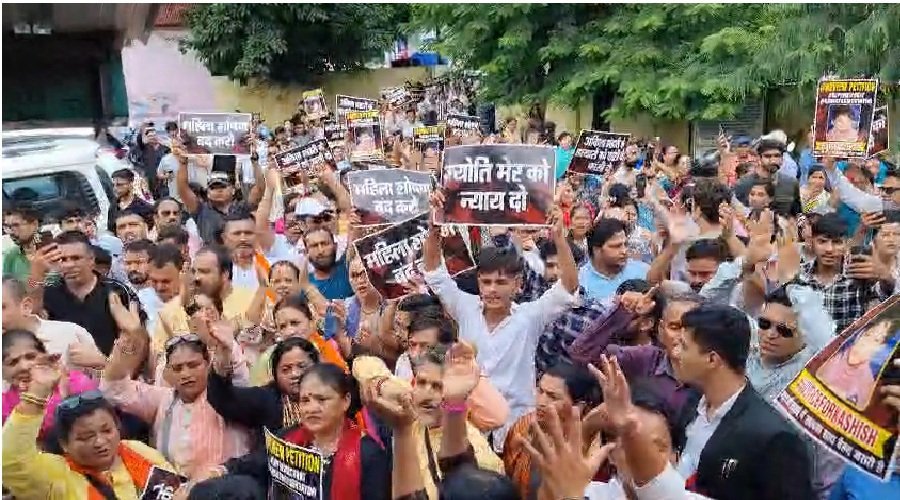 उत्तराखंड : सुप्रीम कोर्ट के फैसले के खिलाफ शहर में भारी आक्रोश, हल्द्वानी में किया प्रदर्शन