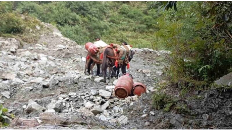 कब खुलेगा यमुनोत्री हाईवे, खच्चरों के सहारे ग्रामीणों की जिंदगी