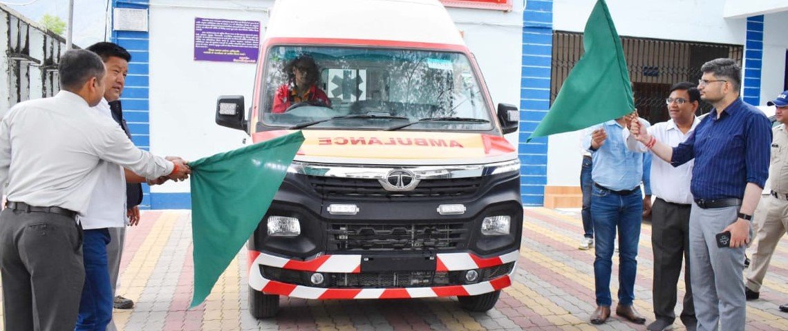 एएलएस एंबुलेंस को झंडी दिखाकर किया रवाना