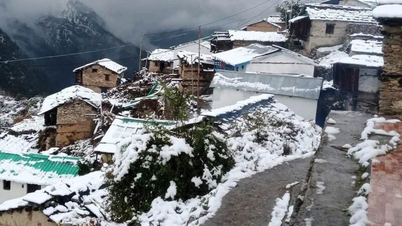 बर्फवारी और बारिश से ठंड जनजीवन अस्त-व्यस्त