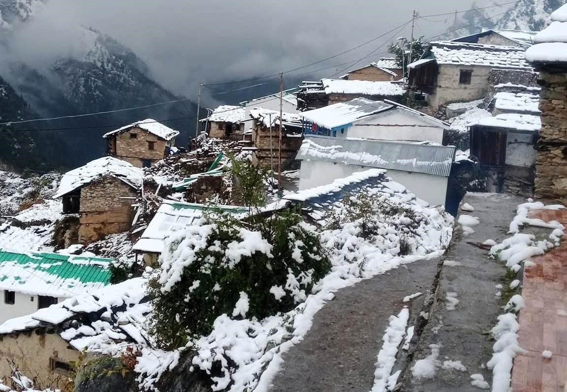 बर्फवारी और बारिश से ठंड जनजीवन अस्त-व्यस्त