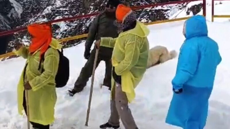तीर्थ यात्रियों की बर्फीले रास्ते में मददगार बनी पुलिस