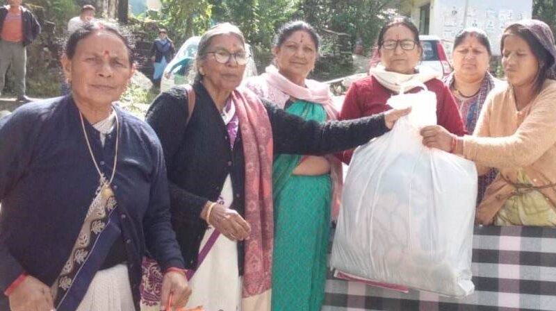 आपदा प्रभावित क्षेत्र नंदानगर में बांटी राहत सामग्री