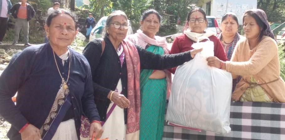 आपदा प्रभावित क्षेत्र नंदानगर में बांटी राहत सामग्री