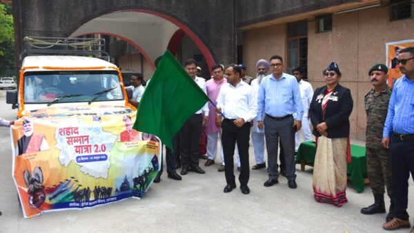 डीएम मयूर दीक्षित ने शहीद सम्मान यात्रा 2.0 का फ्लैग ऑफ कर किया शुभारम्भ