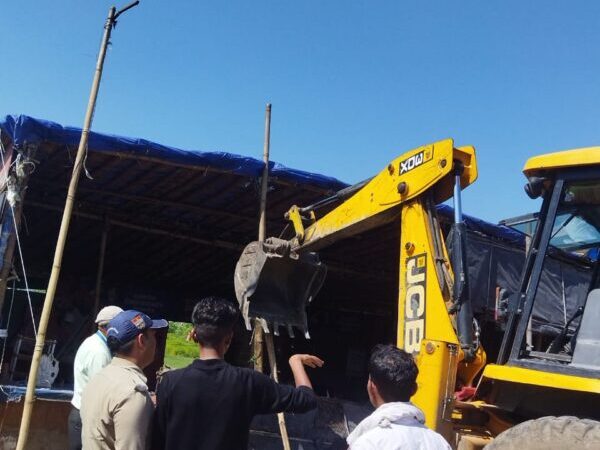 हरिद्वार में चला अतिक्रमण हटाओ अभियान, नगर निगम, पुलिस व सिंचाई विभाग की संयुक्त टीम ने हटाया अवैध कब्जा