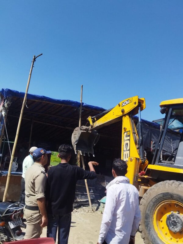 हरिद्वार में चला अतिक्रमण हटाओ अभियान, नगर निगम, पुलिस व सिंचाई विभाग की संयुक्त टीम ने हटाया अवैध कब्जा