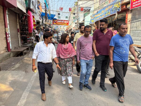 कटहरा मार्केट में गंदगी पर डीएम मयूर दीक्षित की सख्ती, सिटी मजिस्ट्रेट कुश्म चौहान ने किया मौके पर निरीक्षण