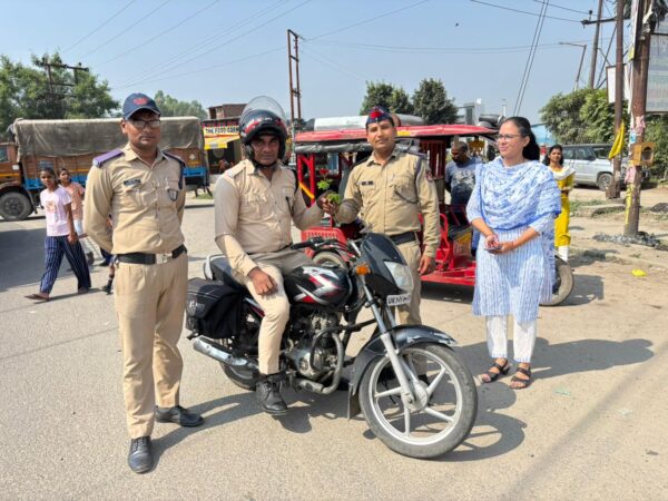 परिवहन विभाग द्वारा हेलमेट के प्रति चलाया गया जागरूकता अभियान