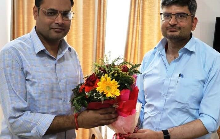 नव नियुक्त डीएम गौरव कुमार ने निवर्तमान डीएम संदीप तिवारी से की आपदा के बाद पुनर्निर्माण पर चर्चा