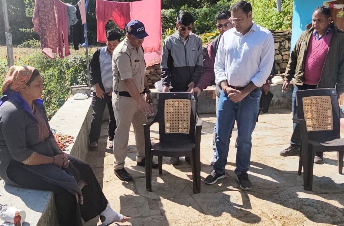 डीएम गौरव कुमार ने आपदा प्रभावितों के साथ मनाई दीपावली, दिया हर संभव मदद का भरोसा