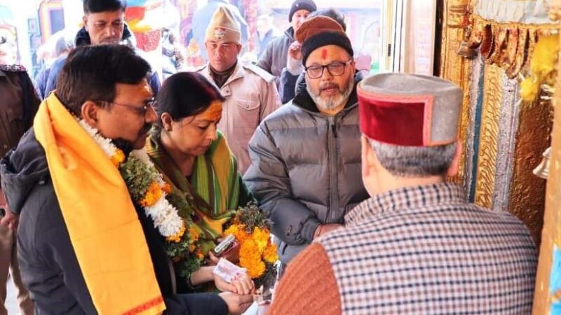 मुख्य सचिव आनंद बर्द्धन ने किए भगवान बदरीविशाल के दर्शन