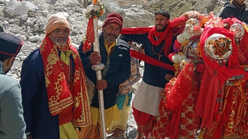 अनसूया देवी ने की बसुधारा जलप्रपात की परिक्रमा