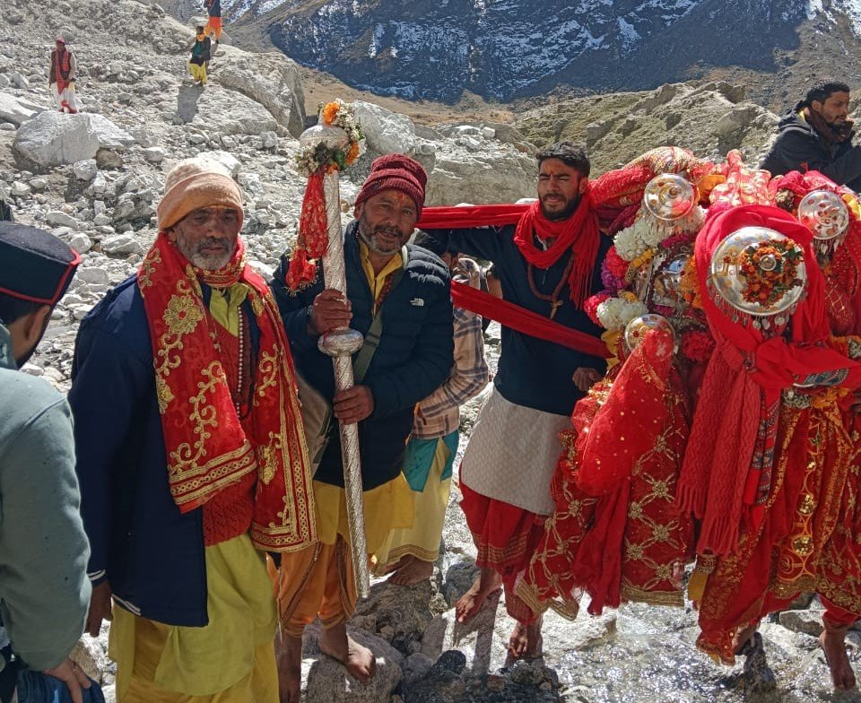 अनसूया देवी ने की बसुधारा जलप्रपात की परिक्रमा
