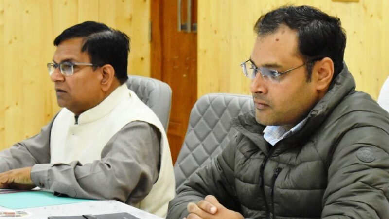 हेल्पलाइन की शिकायतों को समय से करें निस्तारित – डीएम गौरव कुमार