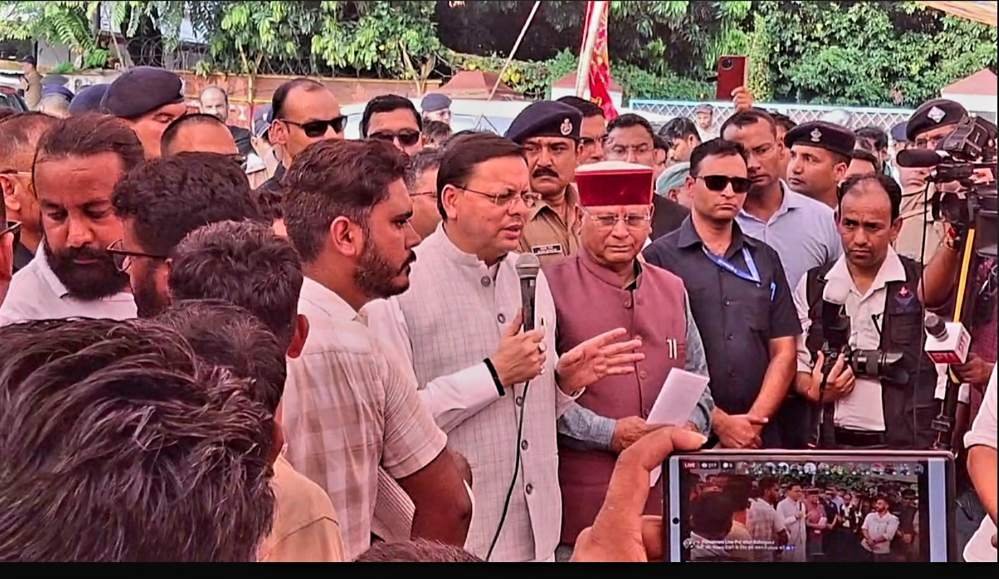 अभिभावक और दोस्त दोनों भूमिका में नजर आए सीएम धामी, CM ने चिरपरिचित कूल अंदाज से ग्राउंड जीरो पर पहुंच संवाद से निकाला हल