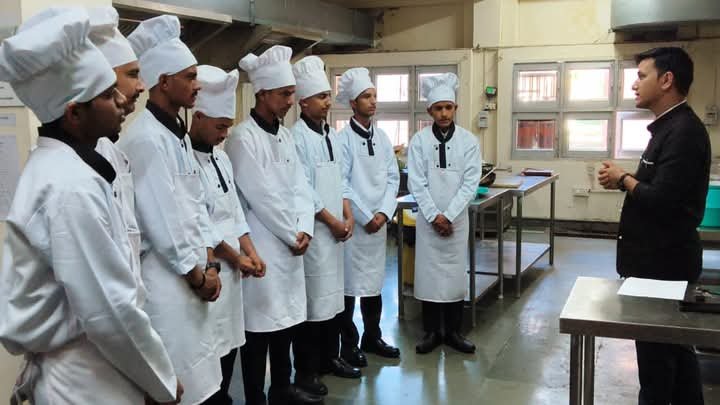 स्वामीराम हिमालयन यूनिवर्सिटी के कुलपति डॉ राजेंद्र डोभाल ने भारत की पाक कला विरासत के व्यवहारिक पहलुओं से छात्रों को अवगत कराया