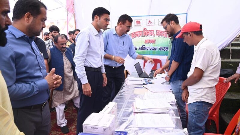 मुख्यमंत्री के ‘दुर्गम प्रथम’ के संकल्प को आगे बढ़ाते डीएम सविन; दूरस्थ क्षेत्र नागथात में बहुउद्देशीय शिविर लगाकर सुनी जन समस्याएं