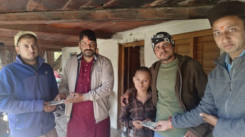धराली आपदा पीड़ितों के लिए यमुनाघाटी का जनसहयोग : 8 परिवारों को मिली आर्थिक मदद
