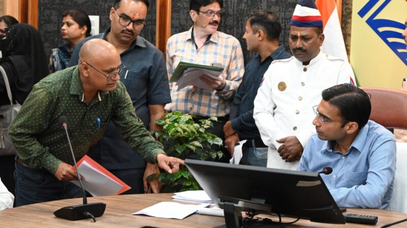 डीएम सविन बंसल ने एनएच-7 पर अवैध निर्माण व सरकारी भूमि पर कब्जे के मामलों में त्वरित कार्रवाई के दिए आदेश
